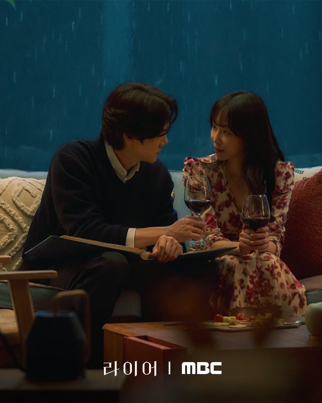 Yoo Yeon-seok and Seo Hyun-jin looking at a menu on their first date in Liar