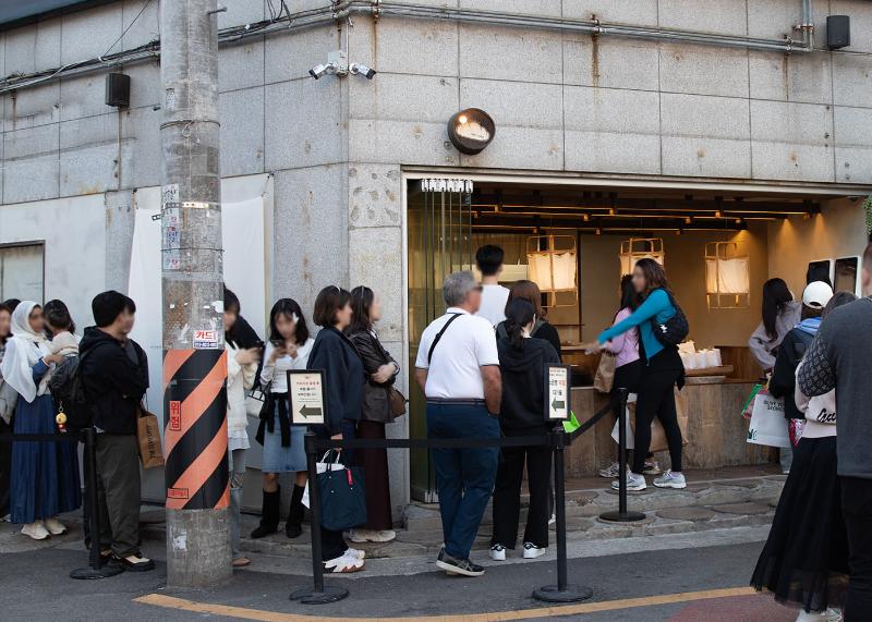 People waiting outside Jayeondo Salt Bread in Seongsu