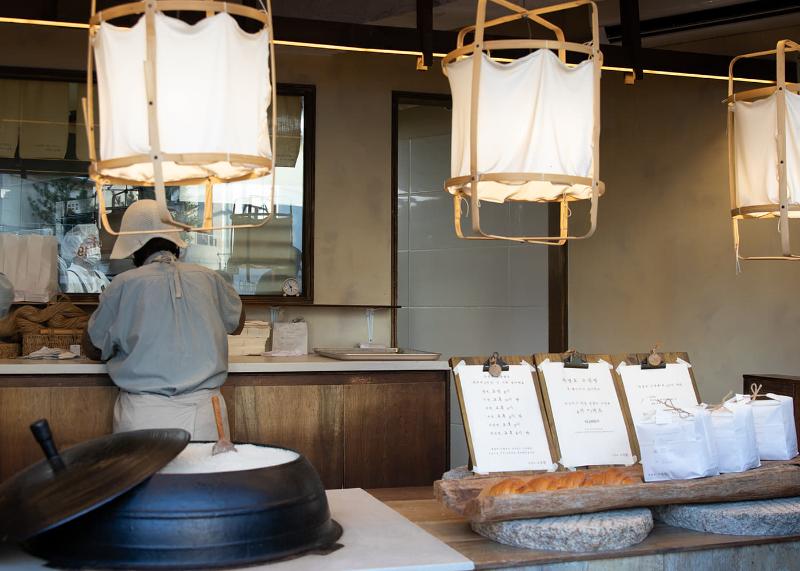 The serving counter at Jayeondo Salt Bread in Seongsu