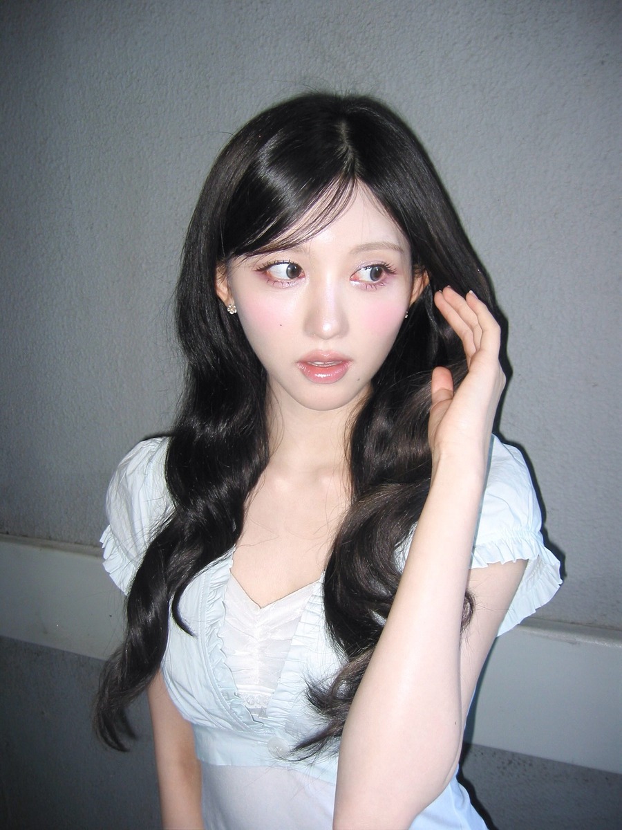 Jeon Somi wearing nude lip makeup