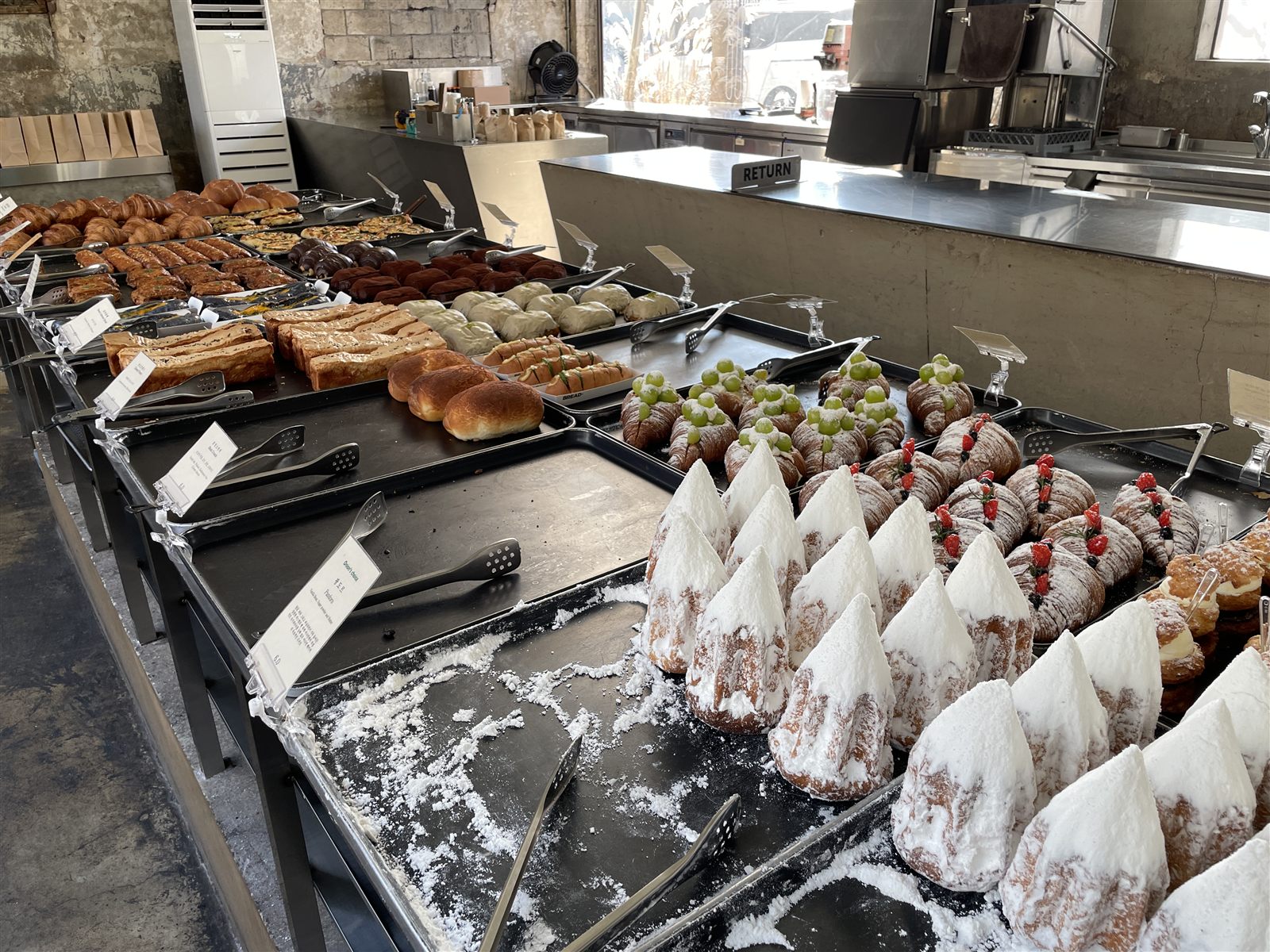 Icing-sugar-covered pandoro on the Onion Seongsu display