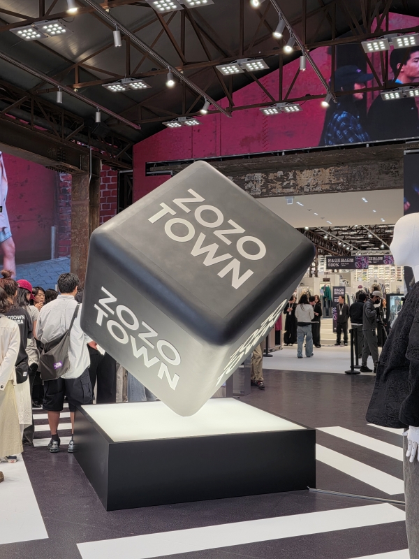 A large ZOZOTOWN parcel installation