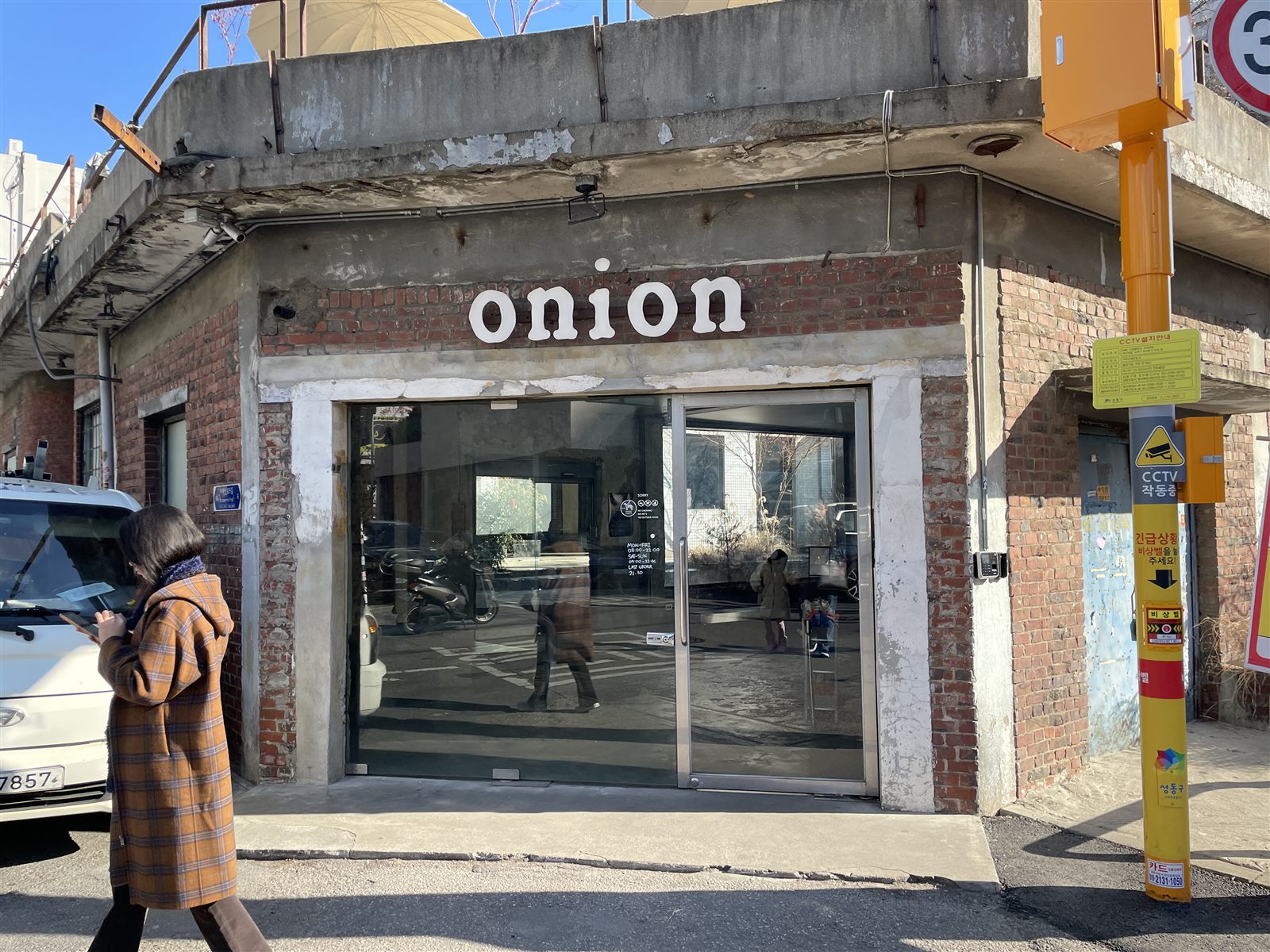 Onion Seongsu’s red-brick exterior and entrance