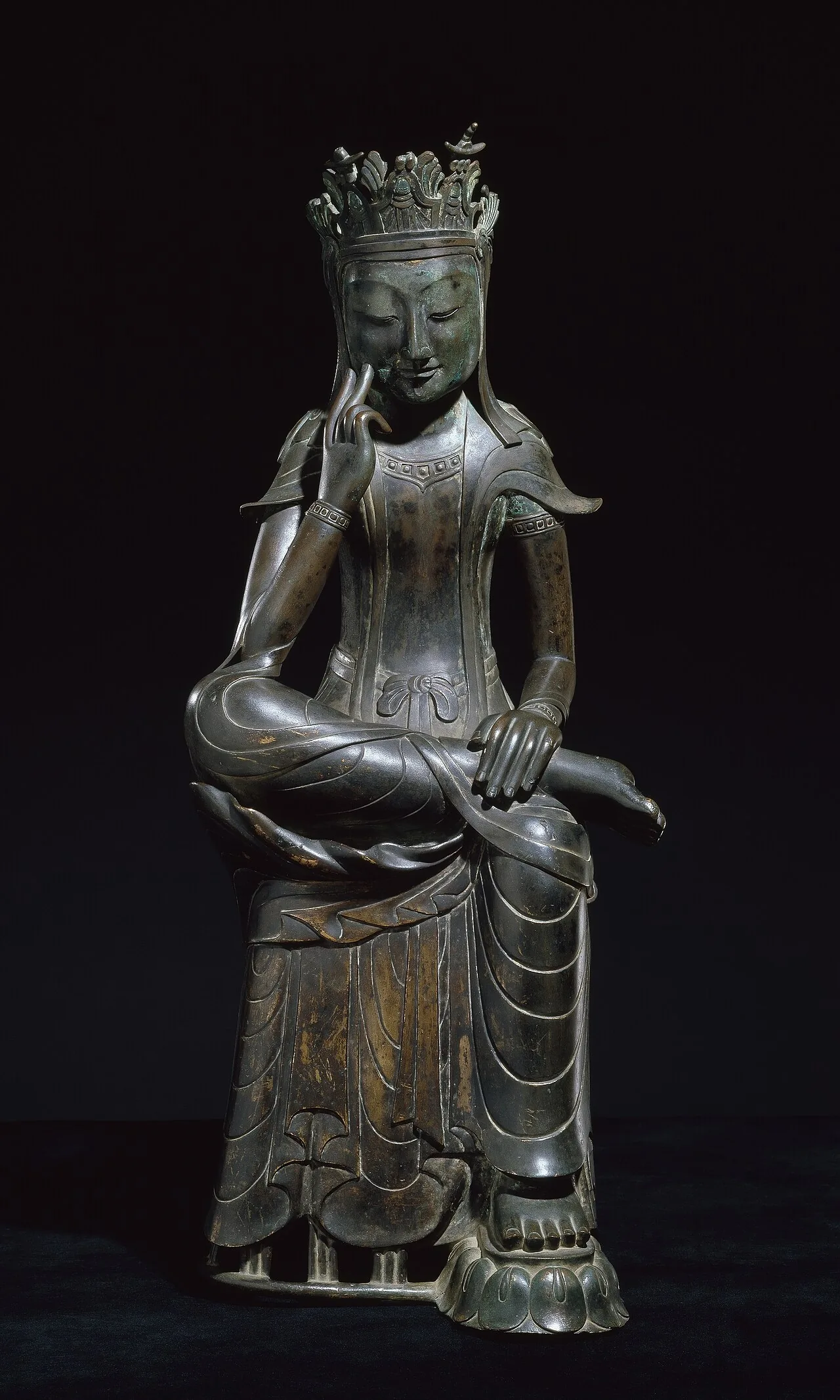 Photographie du Musée national de Corée d'un bodhisattva pensif en bronze doré, Trésor national autrefois numéroté 78 ; pas un souvenir miniature.