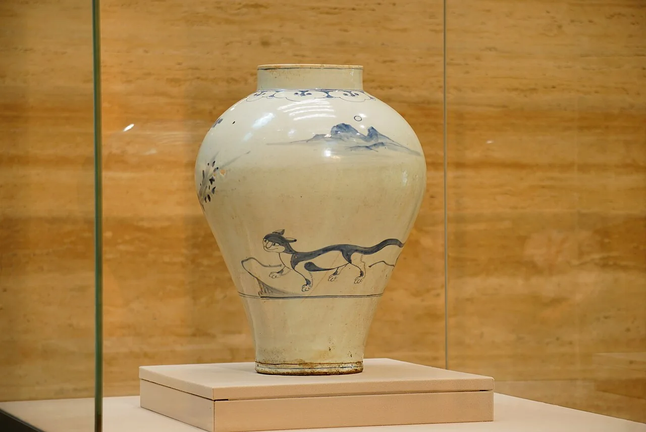 Motif de tigre et pie sur un pot coréen photographié au Musée de la céramique orientale d'Osaka en août 2025 ; pas la peinture du musée de Séoul.