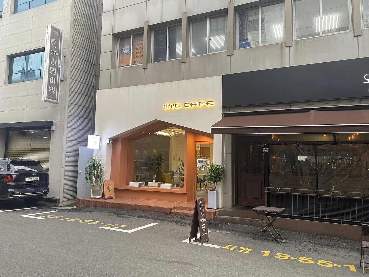 Seongsu-dong storefronts photographed in August 2022; archival street context, not a currently verified business or pop-up.